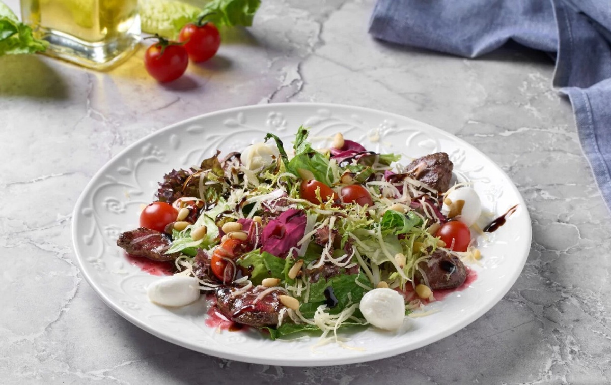 Салат с куриной печенью и клюквенным соусом из меню ресторан ЛОТОС, м.ВДНХ, ул. Ярославская, д15, к.2, г. Москва