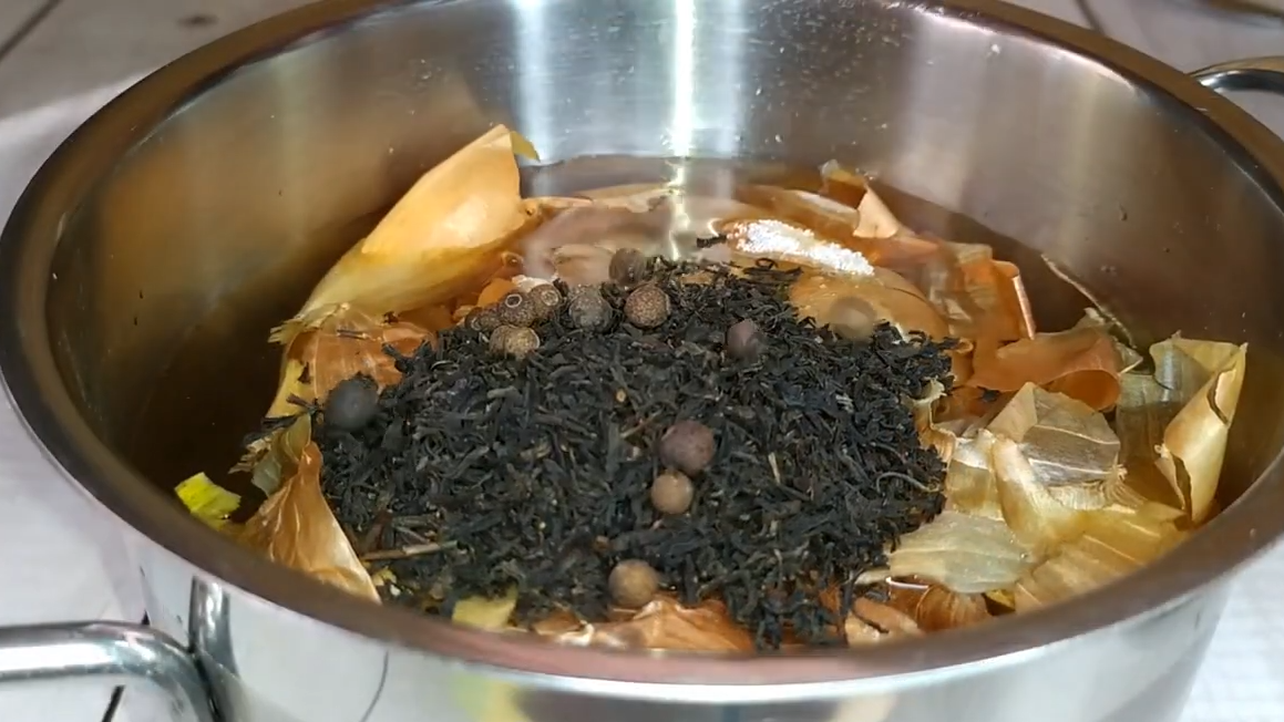 Скумбрия как копячёная в бутылке в луковой шелухе. Фото автора.