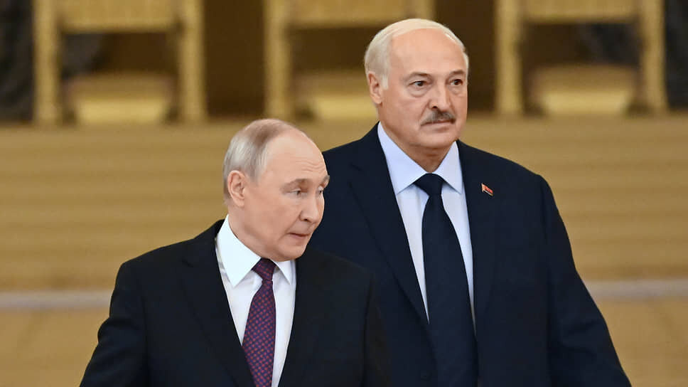 Владимир Путин и Александр Лукашенко, переговорив, вышли к людям.📷Фото: Дмитрий Азаров / Коммерсантъ