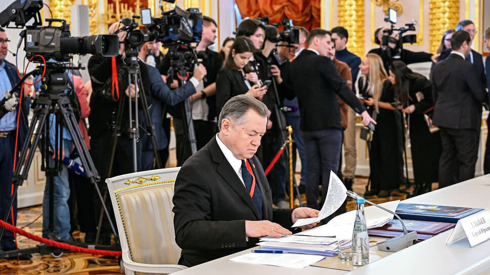 Сергей Глазьев не чуствовал себя скованно за столом.📷Фото: Дмитрий Азаров / Коммерсантъ