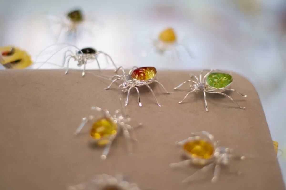    «Доступная роскошь»: Музей янтаря покажет 240 винтажных украшений