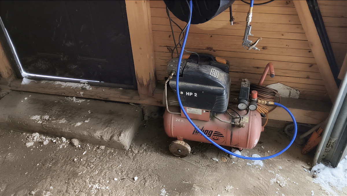 Компрессор в гараже