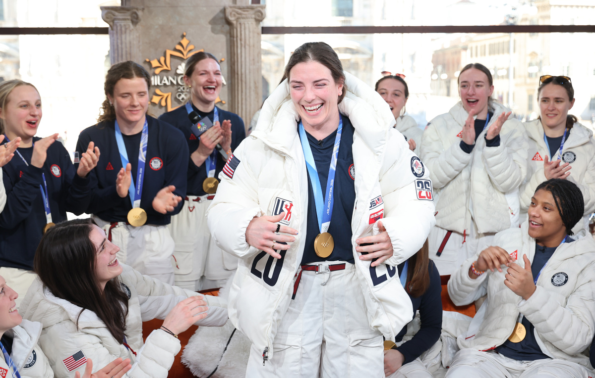    Хилари Найт (в центре)  Joe Scarnici/Getty Images for NBC