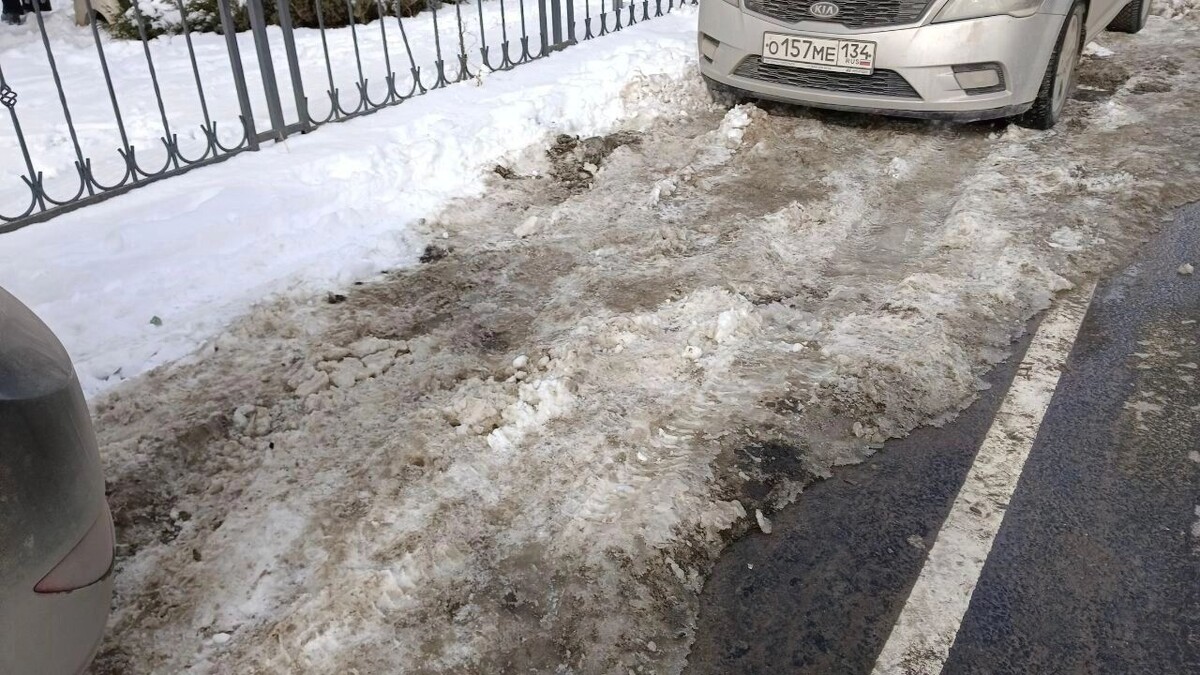    На улице Мира не почистили от снега платные парковки   novostivolgograda.ru