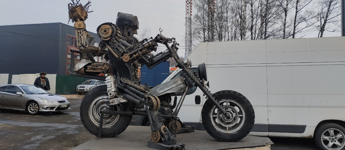 Робот-байкер с подружкой на Пионерской улице