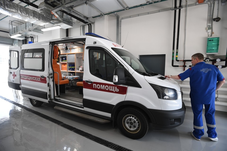    Пострадавшего ребенка на "скорой помощи" отвезли в больницу. Михаил ФРОЛОВ