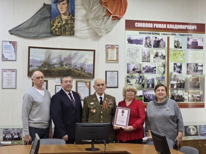 В музее боевой славы имени Романа Соколова — Арсен Бабурин, Василий Образцов, Александр Мирзоян, Валентина Кондрашова и Надежда Куликова