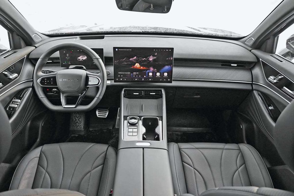 По уровню оснащения Chery вплотную приблизился к премиальным кроссоверам.