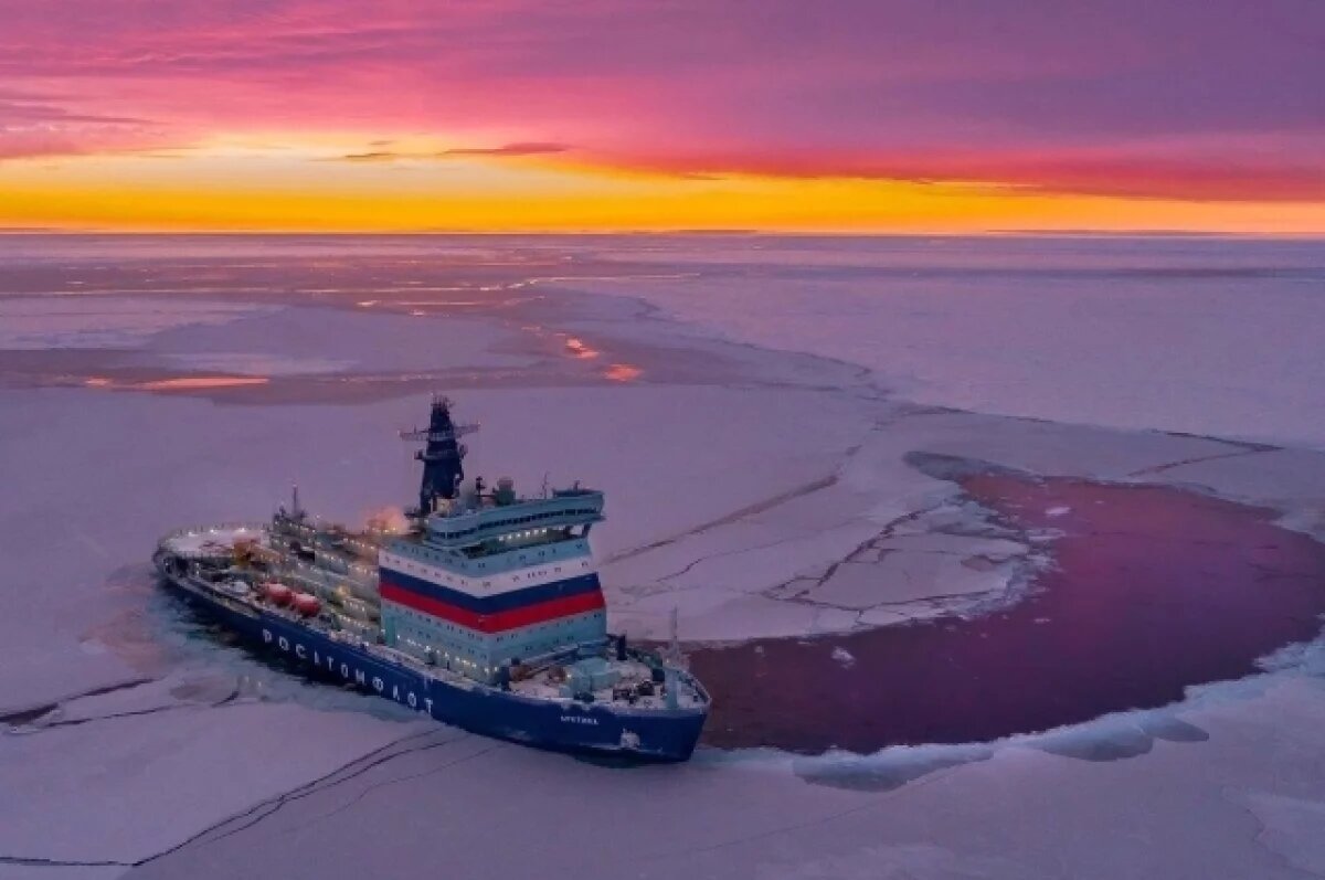    Ледоколы РФ помогают застрявшим во льдах Финского залива судам