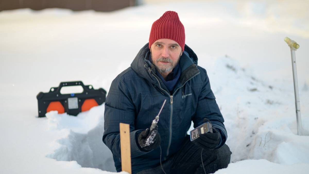   Гляциолог Роберт Чернов демонстрирует работу аппарата для измерения температуры снега в толще сугроба / Фото: Дмитрий Дубинский / Вечерняя Москва