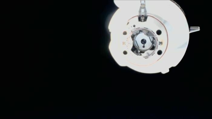 Грузовой корабль Cargo Dragon отстыковался от МКС после шести месяцев полёта. Обложка © X / SpaceX