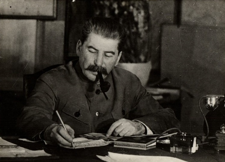 Как Сталин отпустил домой репрессированную женщину благодаря необычному письму