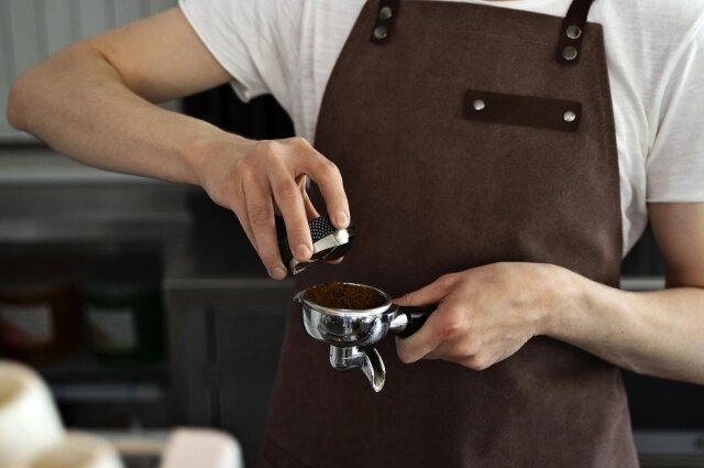    Подсудимый встречался с поставщиками в кафе. Фото: ru.freepik.com