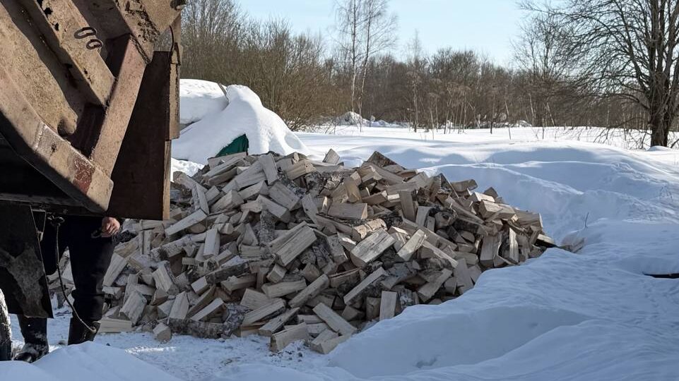 А нам привезли уже пятый камаз дров