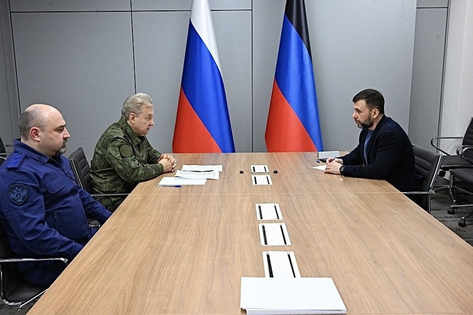    Глава ДНР обсудил с зампрокурора РФ и прокурором Республики проблемные вопросы жителей освобожденных территорий. Фото: ТГ/Пушилин