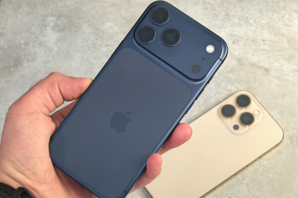 На переднем плане iPhone 17 Pro Max, на заднем — iPhone 16 Pro / Дони Джабборов/«Газета.Ru»   📷