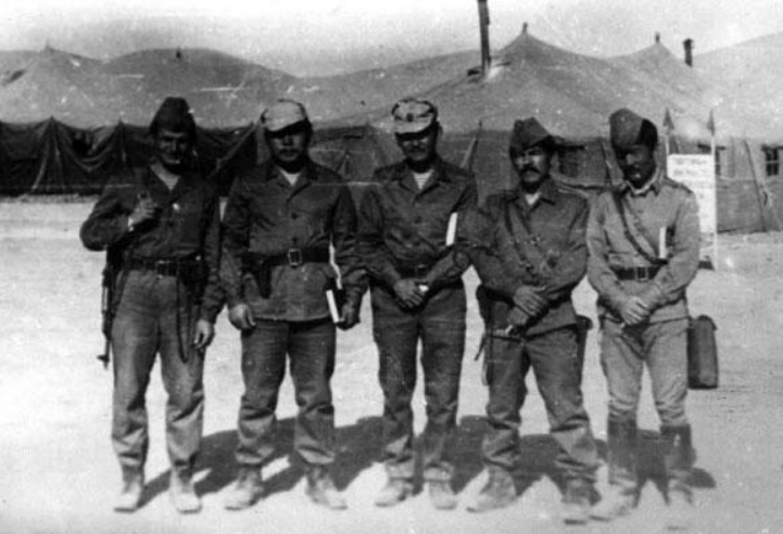 Офицеры 1-й разведроты СпН. Меймене, осень 1981. С автоматом ротный - ст.л-нт Матвийчук (автор очерка), далее замполит - ст.л-нт Батуев Батожан Бимбаевич (погиб 3 июля 1982 года в Панджшере), командиры групп ст.л-нты (выпускники АВОКУ-78) - Шатемиров Таалайбек Бейшекеевич (герой очерка), Агзамов Алишер и Усенов Мирбек Акишевич.

