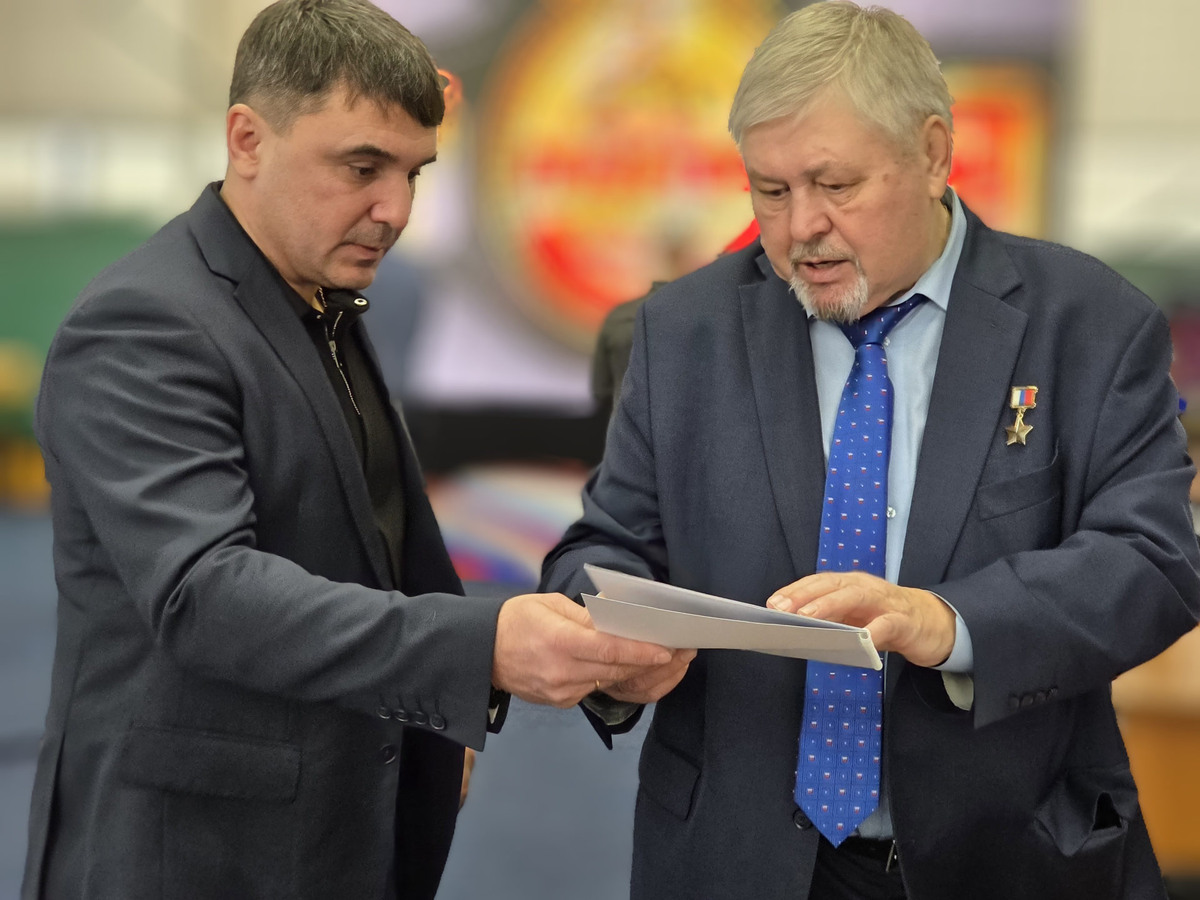 И.о. министра физкультуры и спорта Виталий Шабанов обсуждает с Олегом Дукановым перспективы развития спортивной борьбы в регионе