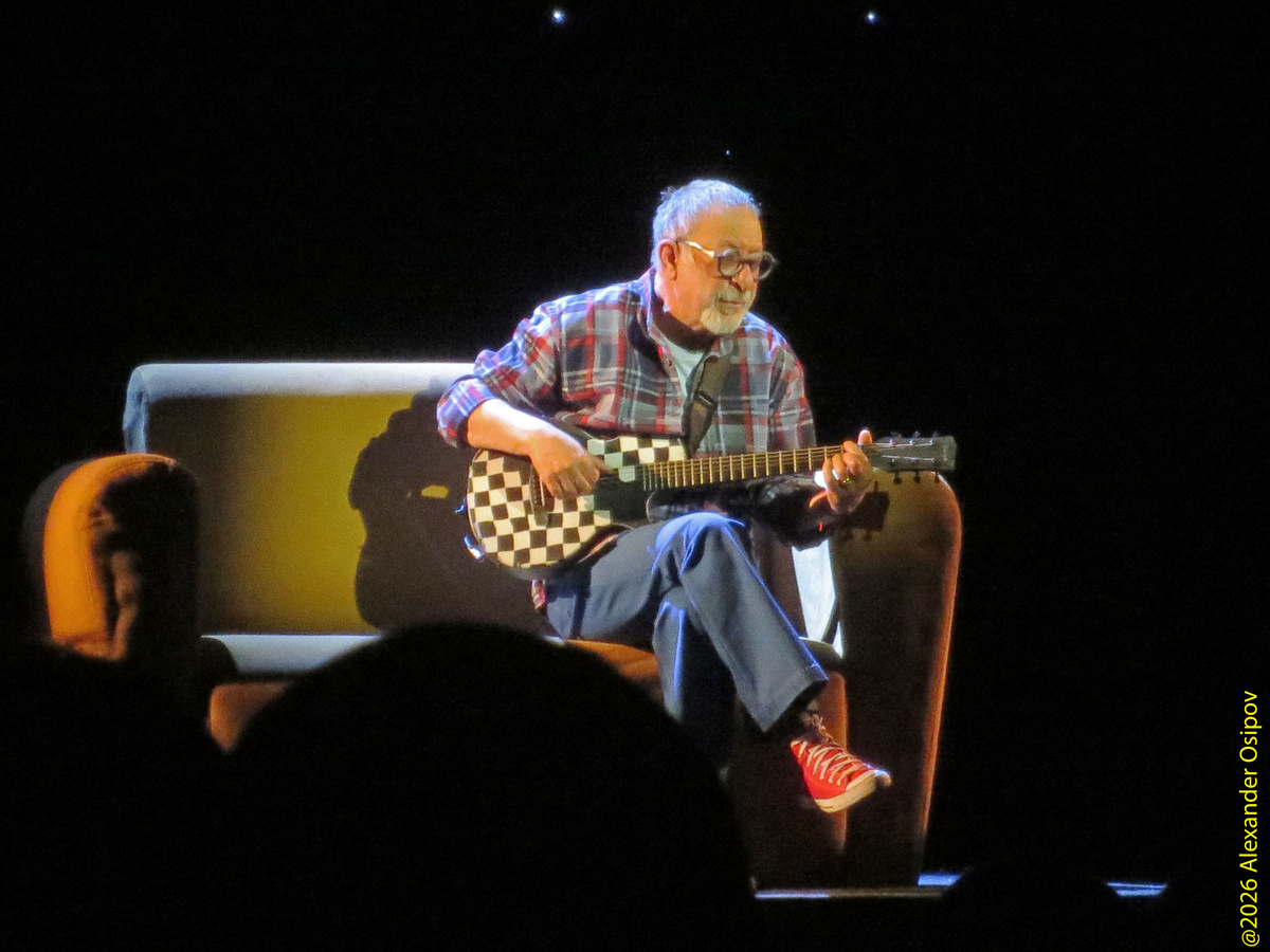 Евгений Маргулис в роли Музыканта в спектакле «Алисы в стране чудес». Театр кукол С. В. Образцова, 24 февраля 2026 г.