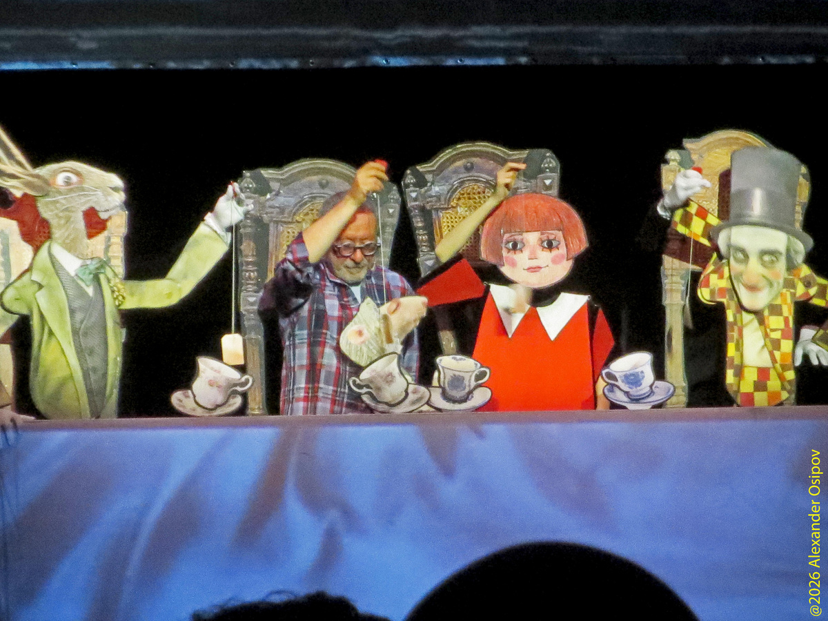 Безумное чаепитие: Мартовский Заяц, Музыкант, Алиса, Шляпник.