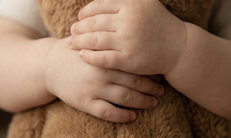 «Плачет, но не отпускает»: почему ребёнок пугается игрушки, но продолжает её обнимать 🧸