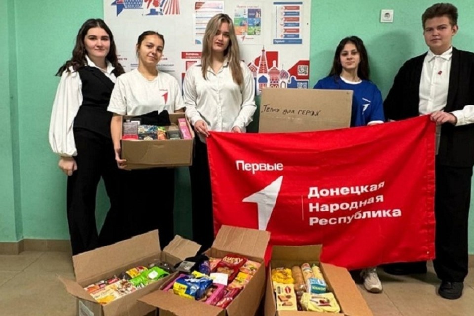    Молодое поколение стремится внести свой вклад в поддержку тех, кто защищает Родину. Фото: Администрация Мариуполя