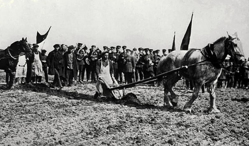 Тожественное начало пахоты весной в 1931 году