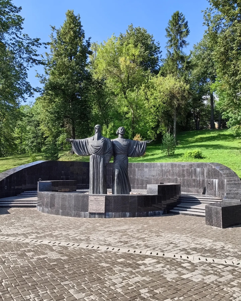 Памятник основателям Череповца - инокам Афанасию и Феодосию.