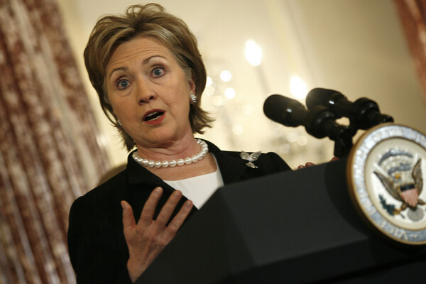 Хиллари Клинтон 
 
 С 2001 по 2009 год бывшая первая леди США занимала пост губернатора штата Нью-Йорк. С 2009-го по 2013-й она была государственным секретарем США в администрации Барака Обамы. В 2016-м баллотировалась в президенты и проиграла Дональду Трампу. А в 2018-м появилась в эпизоде ситкома «Мерфи Браун»: он выходил с 1988-го по 1998-й, но по случаю двадцатилетия вышли еще 13 серий.    
На фото: Хиллари Клинтон выступает с речью после приведения к присяге в качестве 67-го государственного секретаря США, 2009 год / James Berglie/ZUMAPRESS.com/Global Look Press   📷