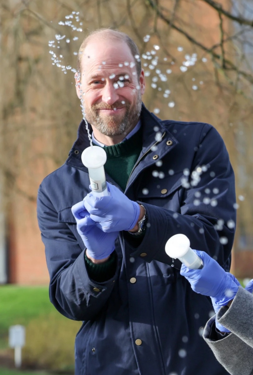 Уильям облил фотографов водой