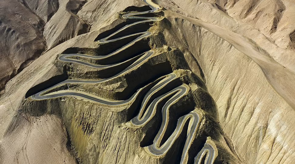 Дорога-дракон: как в Китае построили 600 поворотов там, где, кажется, нельзя проложить даже прямую