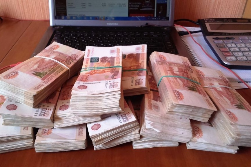 Обычно родители отдают деньги от продажи своего имущества вот так — наличкой в пакете. И именно эта ошибка потом лишает их квартир в суде