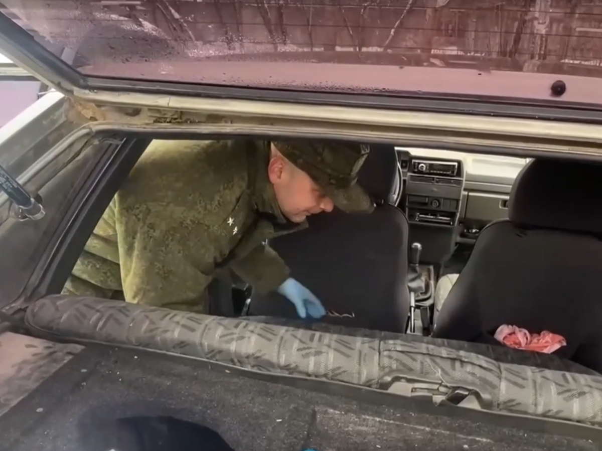    Кадр видео осмотра машины подозреваемого в похищении девочки в Смоленске | © Фото : Следственный Комитет России