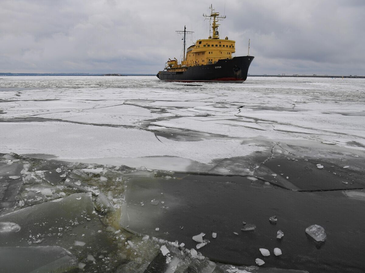    Ледокол "Буран" во время обколки льда в акватории Финского залива | © РИА Новости / Александр Гальперин