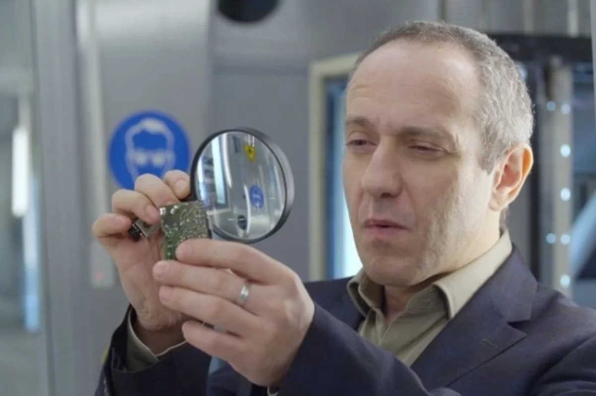 Актерская карьера Довжика началась в 1993 году с фильмов «На Муромской дорожке» и «Русский регтайм».