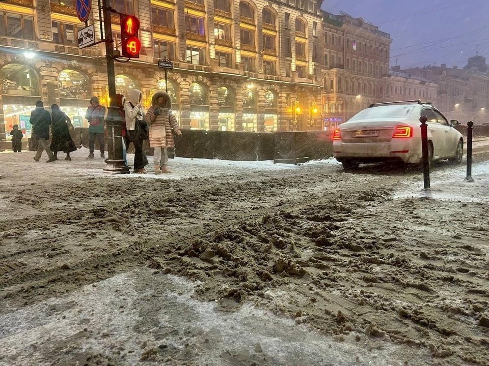    Улицы Петербурга превратились в грязное месиво. Фото: vk.com/centralnyj_sankt_peterburg