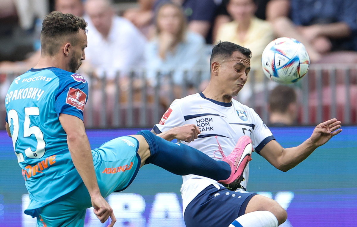    Страхиня Эракович ("Зенит") и Роберто Фернандес ("Балтика")  Валерий Шарифулин/ТАСС