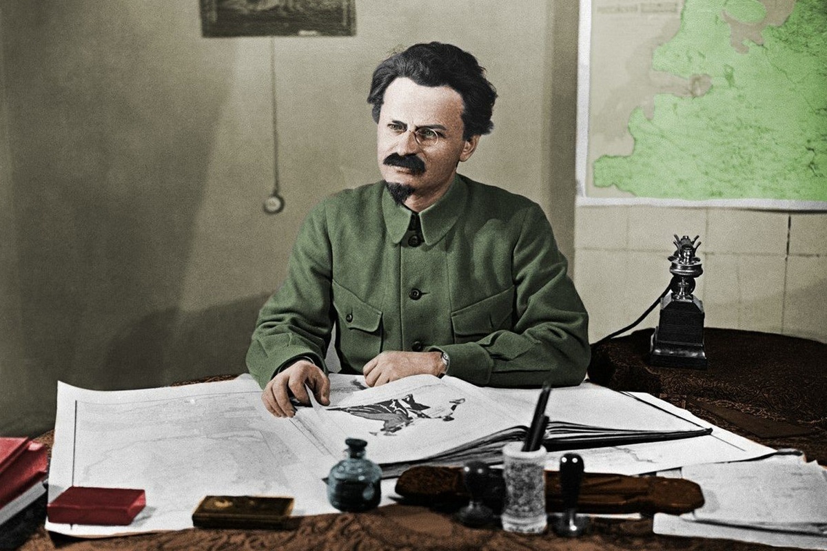    Председатель реввоенсовета и нарком по военно-морским делам Лев Троцкий в своём кремлёвском кабинете. 1923 год./Википедия