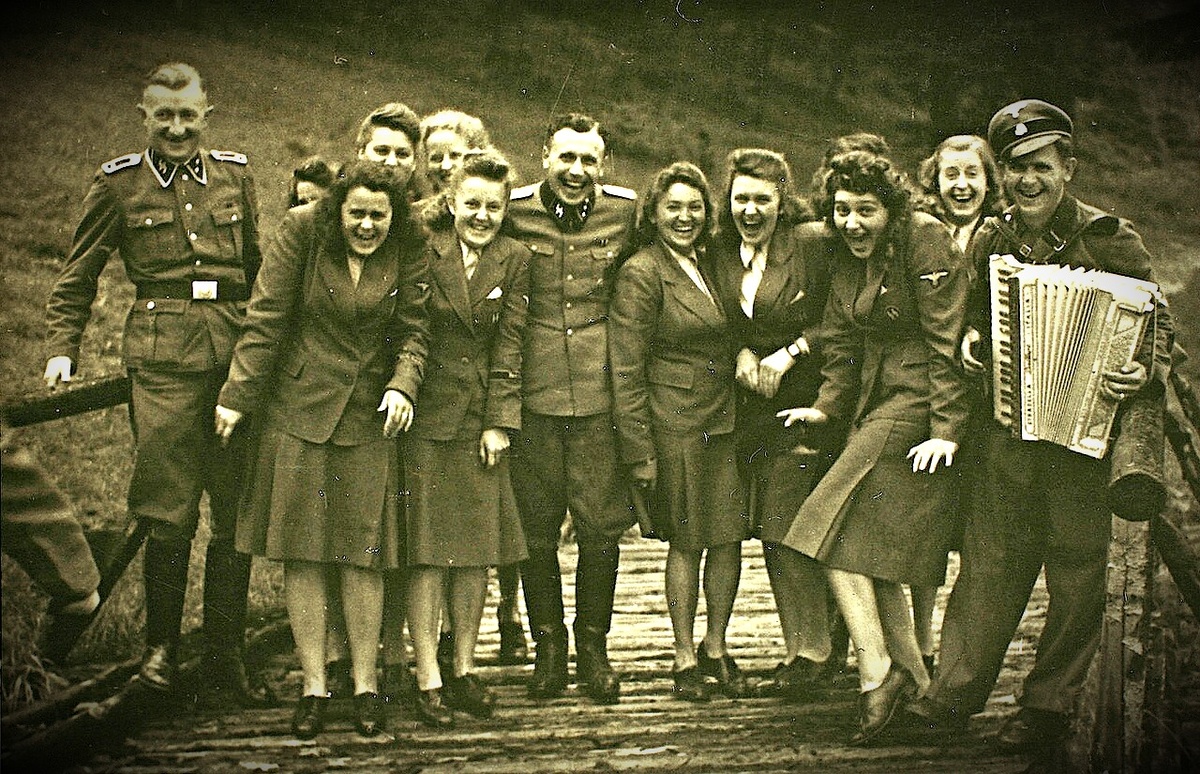 Надзирательницы и офицеры Освенцима поют под гармонь