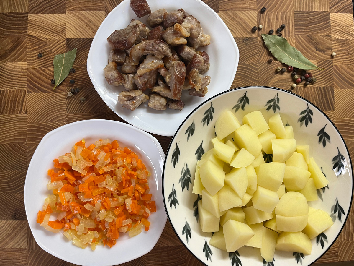 На фото уже обжаренное мясо, лук и морковь.  