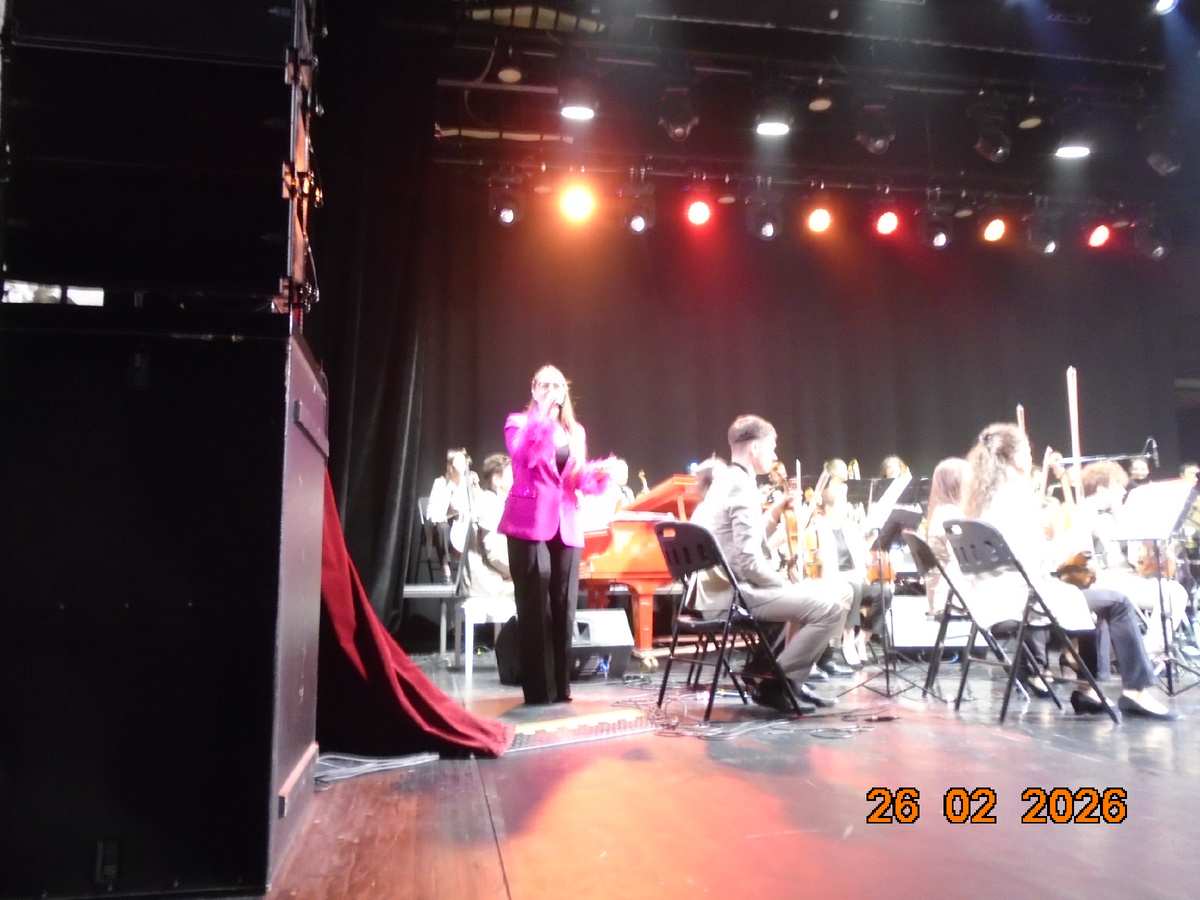 Ведущая взволнована. Она не ожидала услышать стоустное восторженное обещание ярославцев прорекламировать их концерт в Рыбинске.