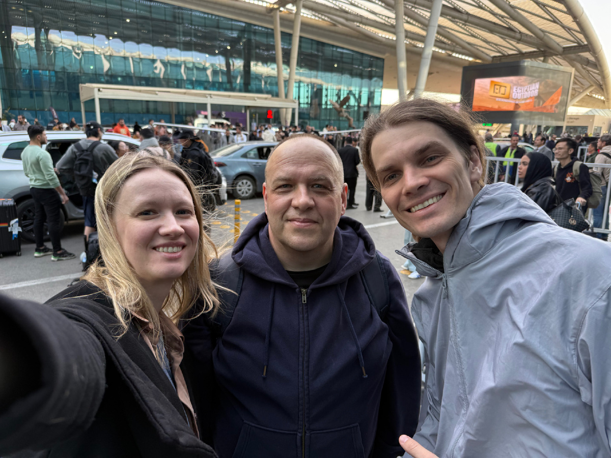 Это мы довольные, что не потерялись и встретились