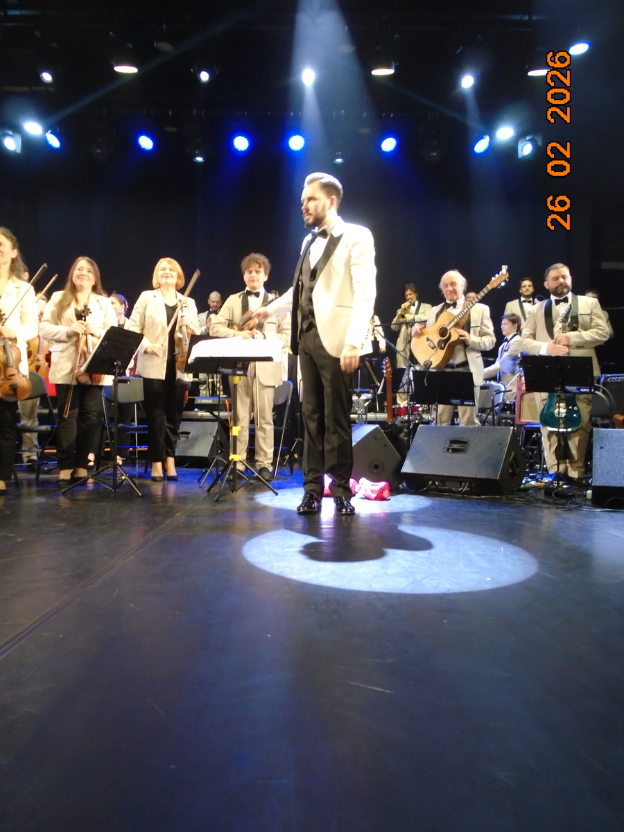 Руководитель оркестра А. Тетерин.