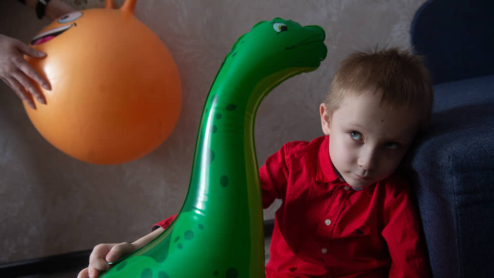 У Стаса появились первые друзья во дворе и в детском саду. Когда-то дети сторонились его, потому что он все время был на коляске.📷Фото: Надежда Храмова / Коммерсантъ