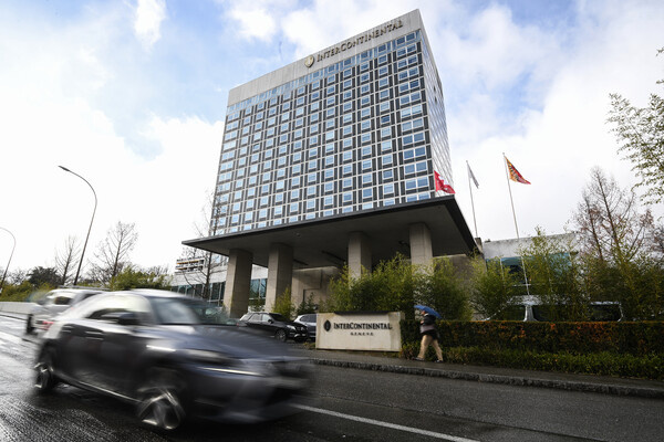 Здание отеля «Интерконтиненталь» в Женеве, где проходит новый раунд переговоров представителей России, США и Украины, 17 февраля 2026 года / Кирилл Зыков/РИА Новости   📷