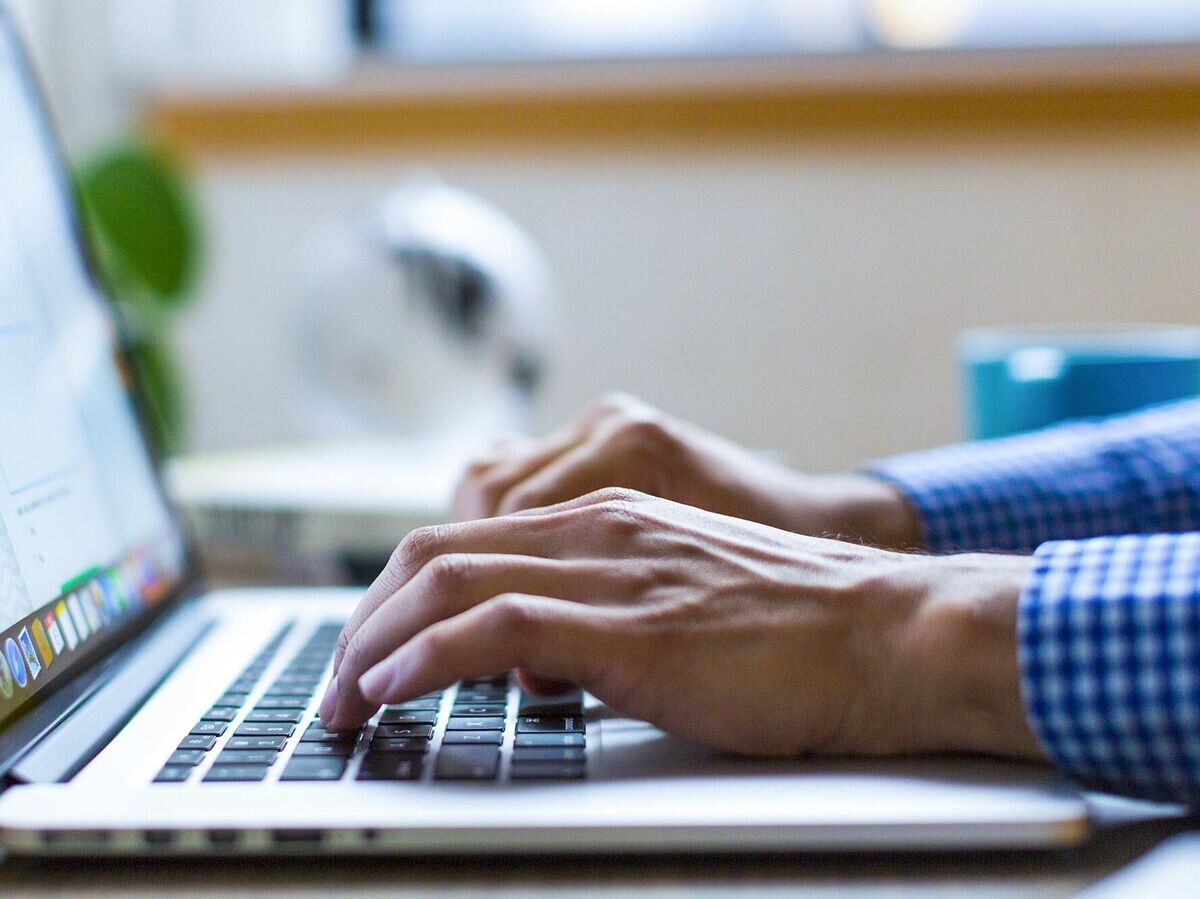    Мужчина работает за компьютером | CC0 / /