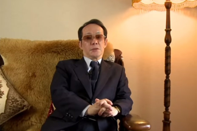    Иссэй рано начал проявлять интерес к женскому полу, однако особой популярностью у сверстниц не пользовался. Кадр видео