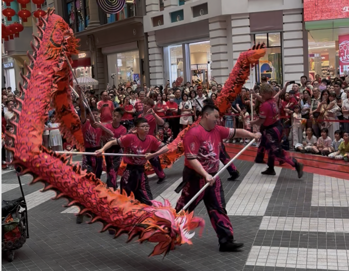 Танец начался! Посмотрите на лица участников - сколько усилия надо приложить, чтобы с кажущейся легкостью поднять голову дракона.