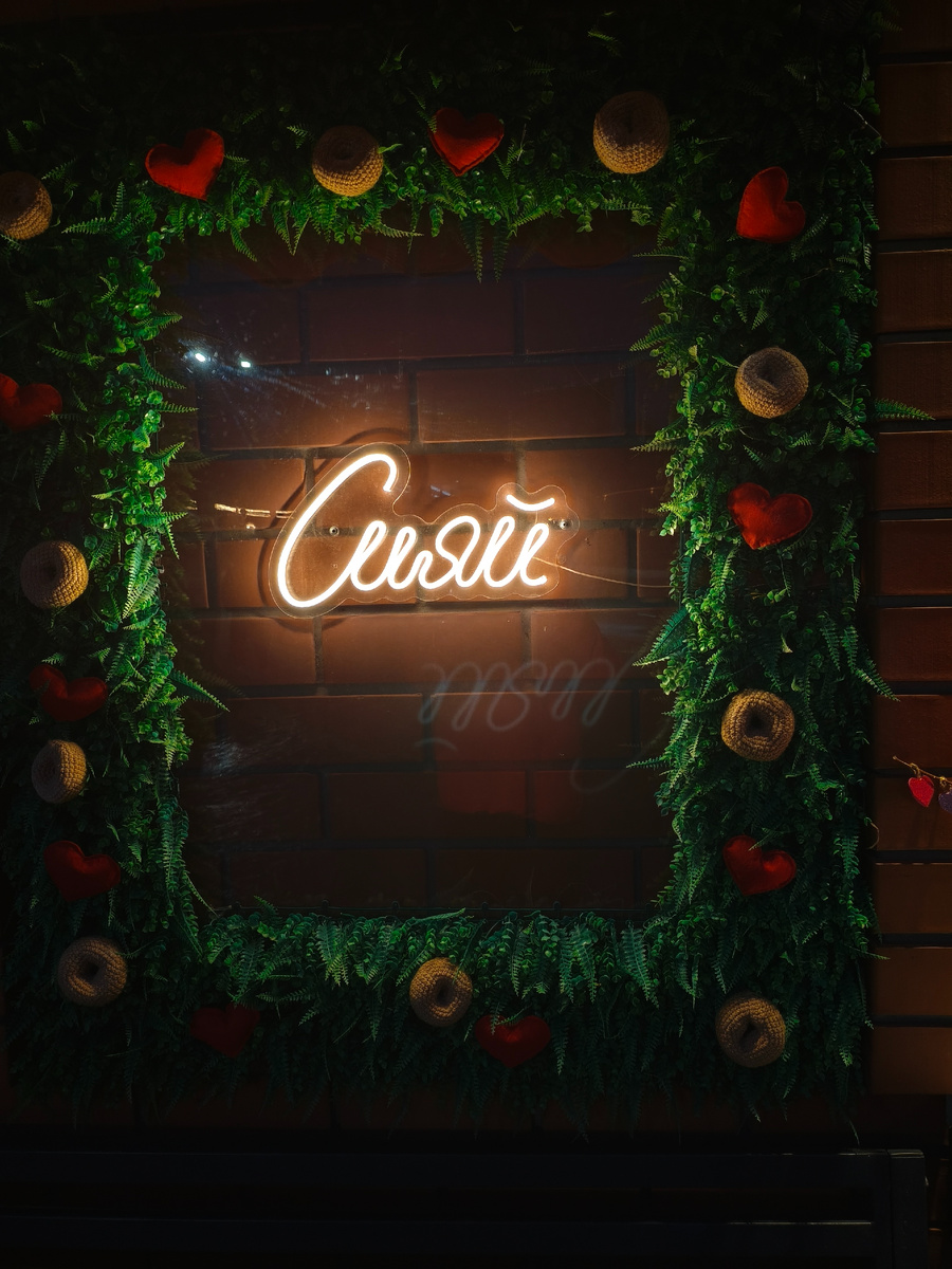 Но надо сиять и желательно не обмороженными щеками