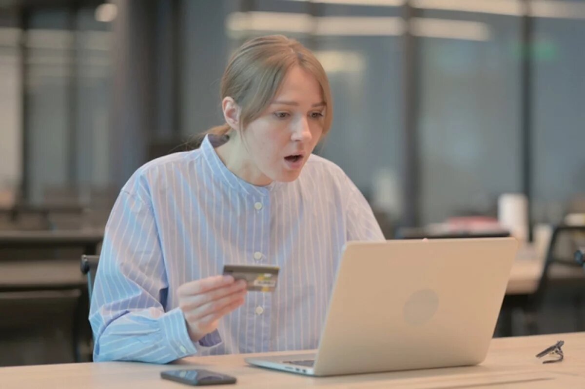    Долг по «кредитке» может лечь неподъемным грузом на семейный бюджет.